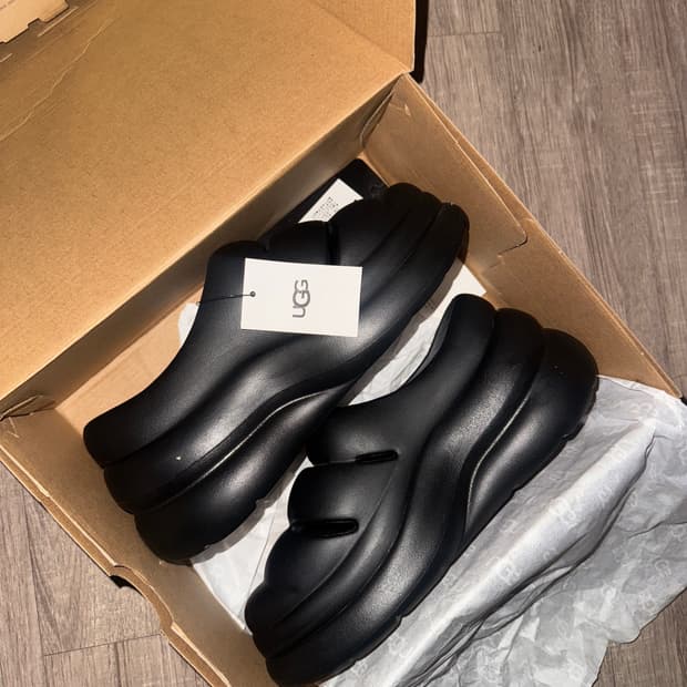 어그 스포츠 예 클로그 블랙