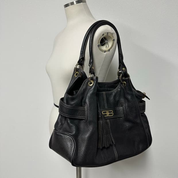 발렌시아가 테슬 쇼덜백