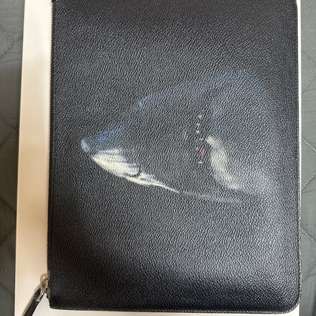 지방시 샤크 클러치백