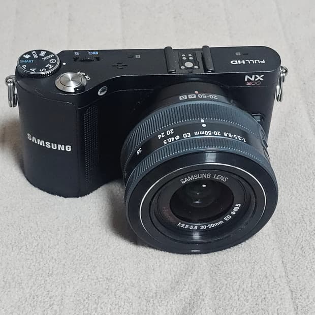 삼성 NX200 미러리스 카메라
