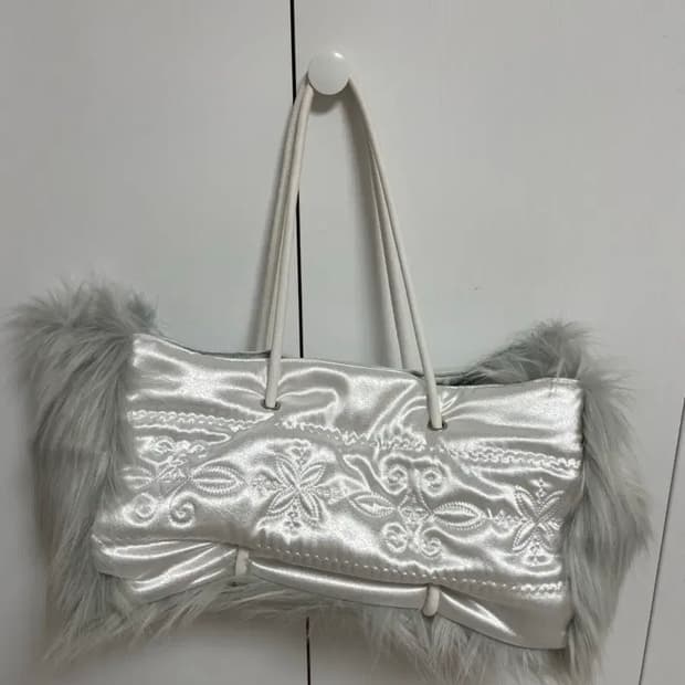 착샷 O) 스컬프터 가방 플러피 새틴 백 화이트