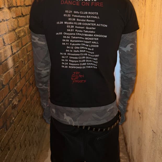 “the gold wet fingers” band tee