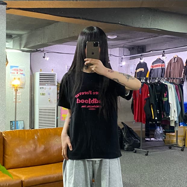 배드블러드 핑크 자수로고 블랙 반팔 B4915