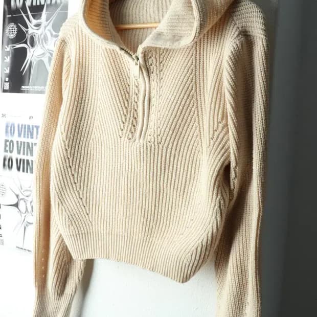 W(F) 루에브르 후드티셔츠 매물 니트 크롭 베이지 아이유-1617F