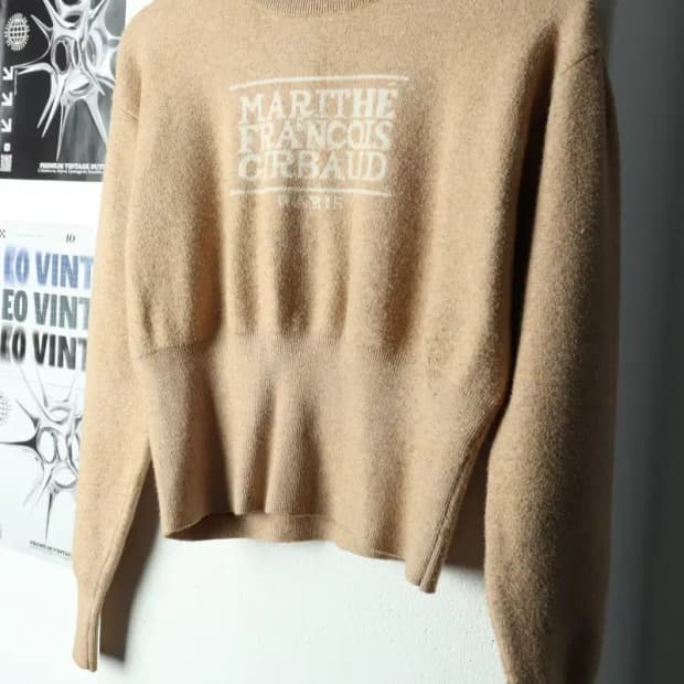 W(F) 마리떼프랑소와저버 니트 오트밀 빅로고 크롭-16866