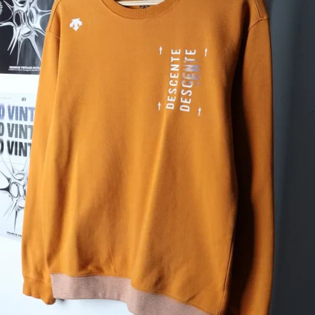 W(M) 데상트 맨투맨 티셔츠 주황 프린팅 올드스쿨-16E94