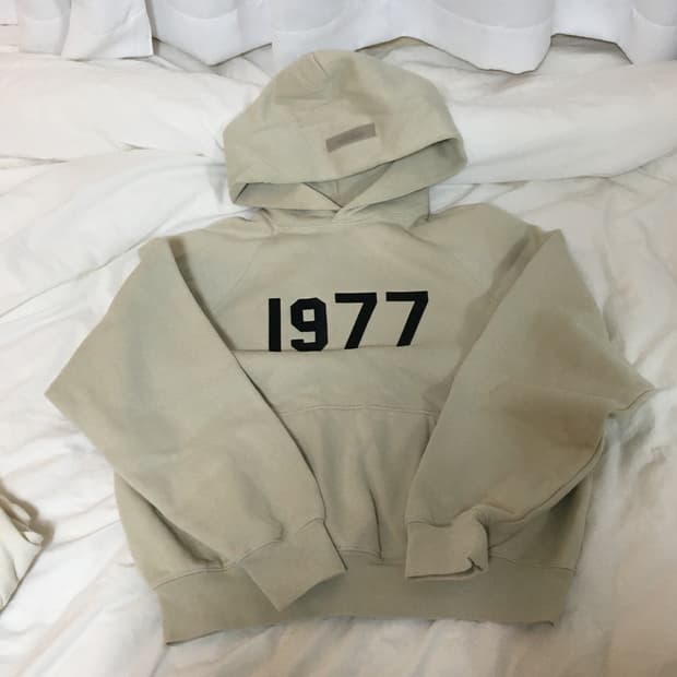 피오갓 에센셜 후드티 1977