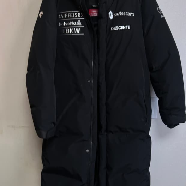 데상트 스위스 스키팀 패딩 블랙
