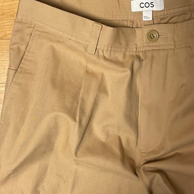 코스 베이지 테이퍼드 치노 팬츠