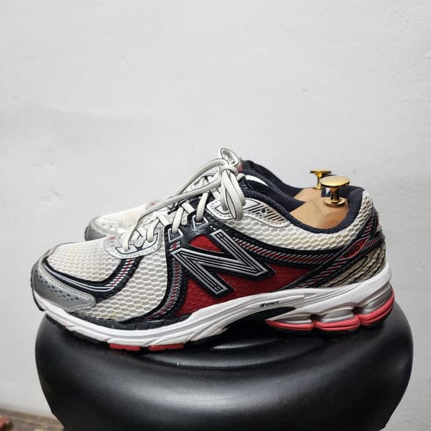 뉴발란스의 860v2 메탈릭 운동화