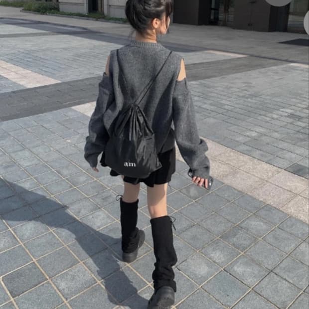 애니원모어 트임 숄더 니트