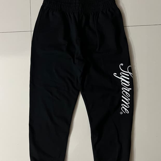 24FW 슈프림 자수 스크립트 스웻팬츠 블랙