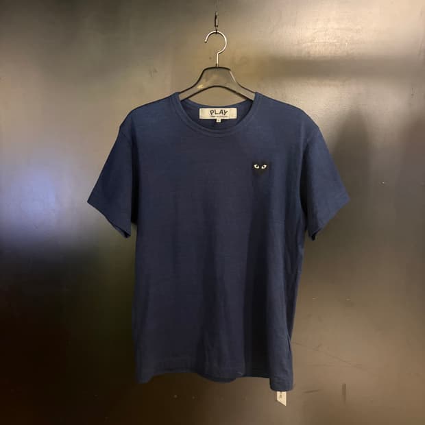 꼼데가르송 플레이 와펜 반팔티 네이비