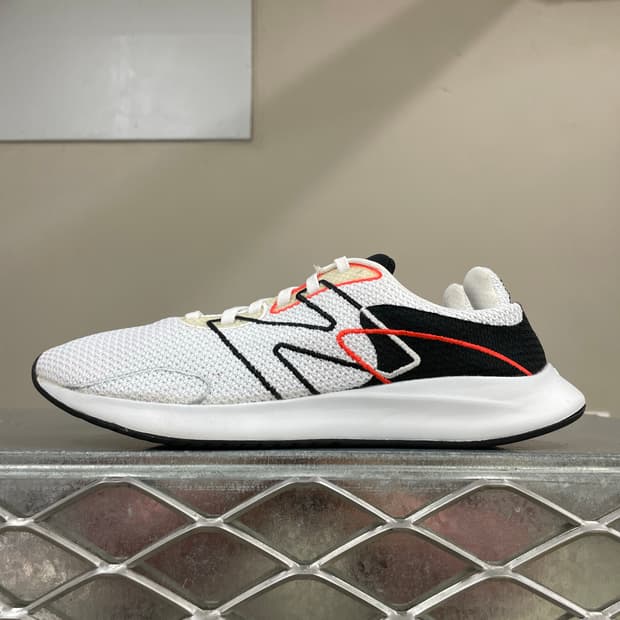 뉴발란스 다이소프트 로키 V1 255