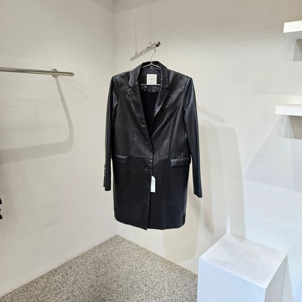 구호 레더 코트