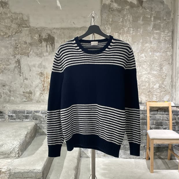 몽클레르 다크 네이비 패치 로고 스트라이프 스웨터
