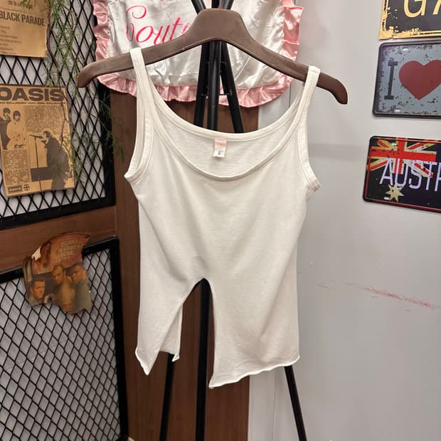 화이트 포인트 절개 컷팅 레이어드 슬리브리스 탑