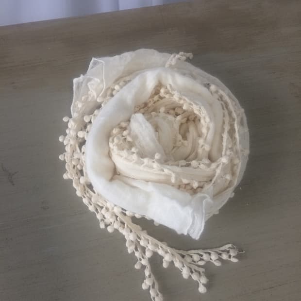 pom trimming scarf