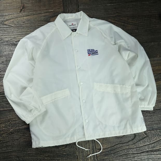 [디스이즈네버댓 X 뉴발란스] 오버핏 코치 자켓 아이보리 M19022