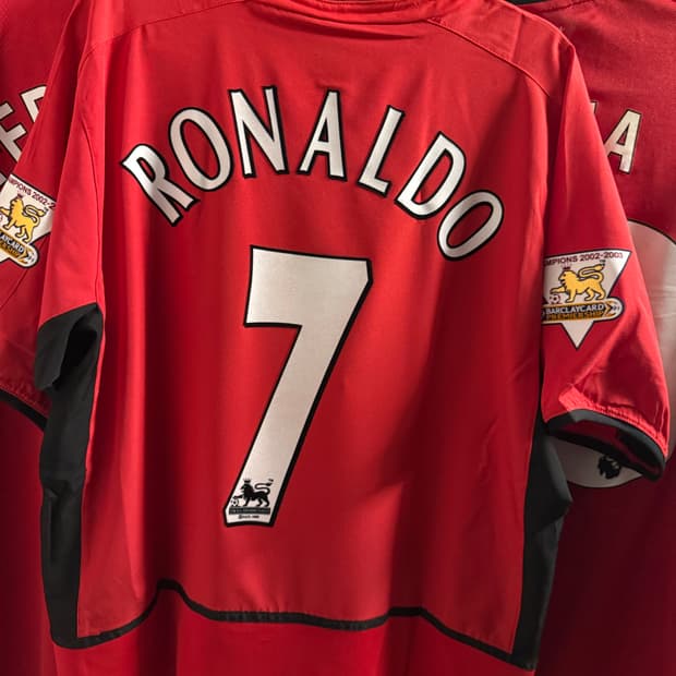 02-04 호날두 맨유 데뷔시즌 오피셜 홈 유니폼 판매합니다.