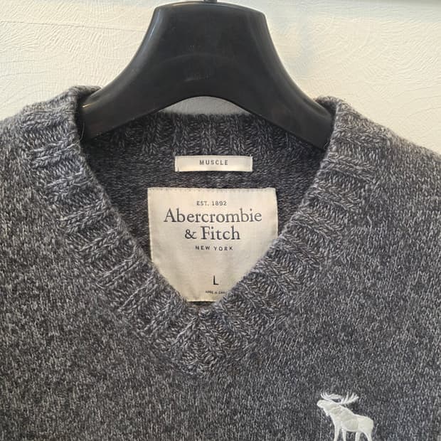 아베크롬비 그레이 머슬 핏 브이넥 니트 L