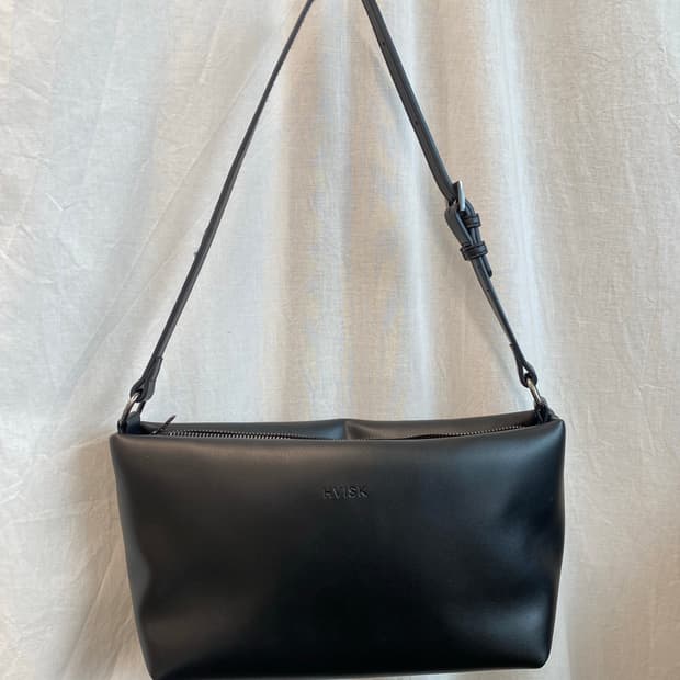 Hvisk 비건레더 블랙 패디드 숄더백
