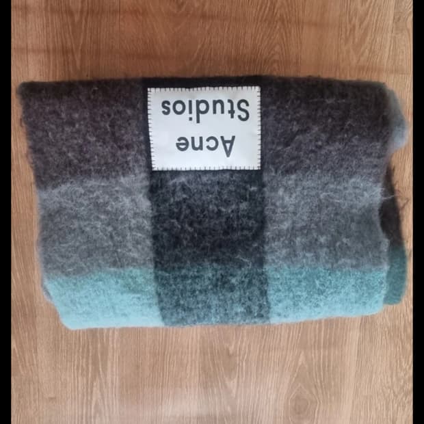 아크네 모헤어 머플러