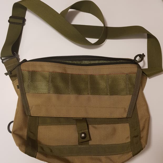 브리핑 × 빔즈 콜라보 메신저백