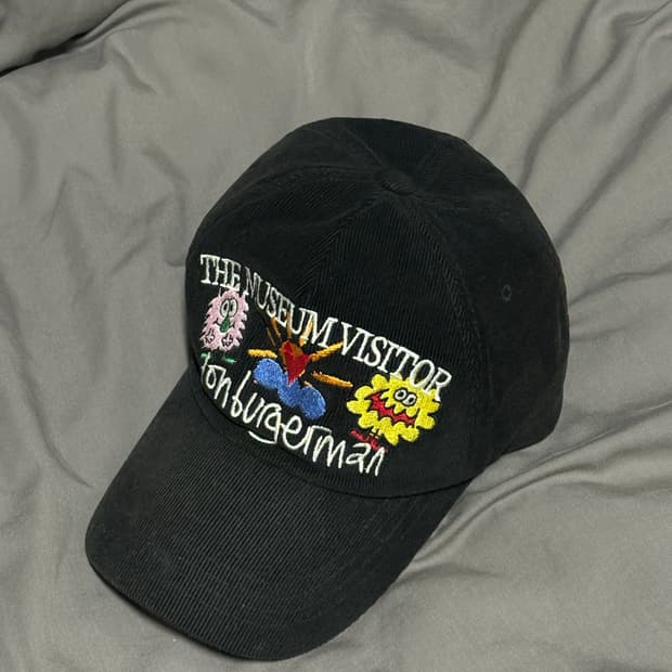 더뮤지엄비지터 모자