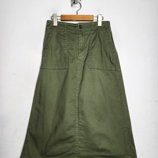 유니클로 카키색 코튼 스커트