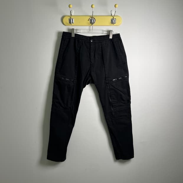 CP컴퍼니 스트레치 새틴 비대칭 지퍼 포켓 카고 팬츠 52