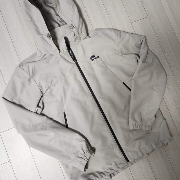 네파 방수방풍 기능성 바람막이 자켓 사이즈L

사진에 보이는 색감 그대로