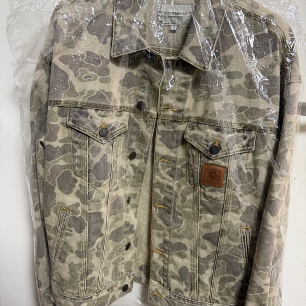 칼하트 WIP 덕 헬스턴 자켓 카모 덕 블랙 블리치드