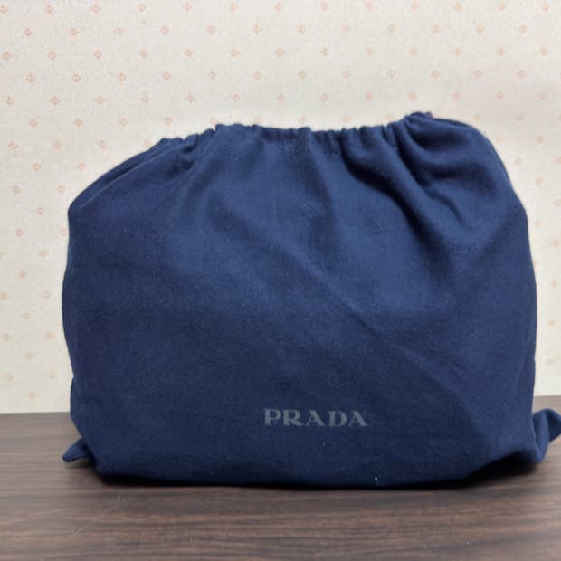 프라다 바이커백 미디움 상태 S급