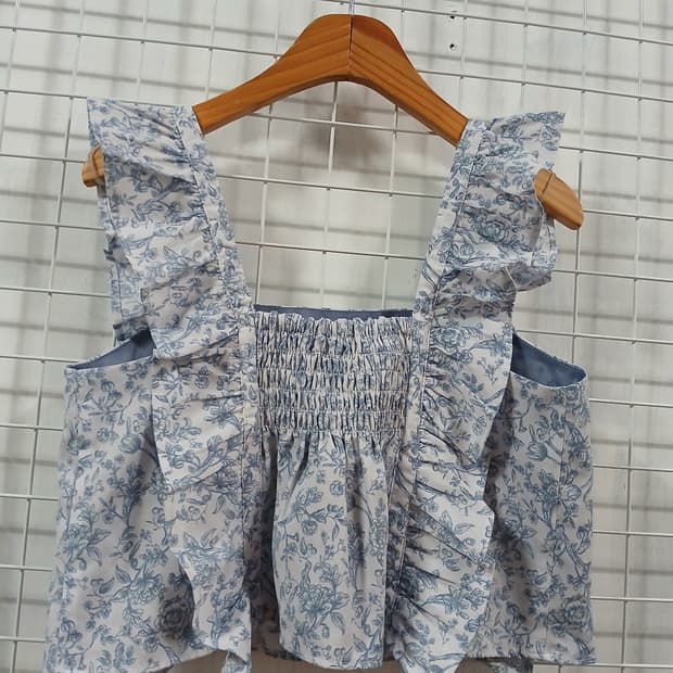 하늘색 꽃무늬 민소매 블라우스