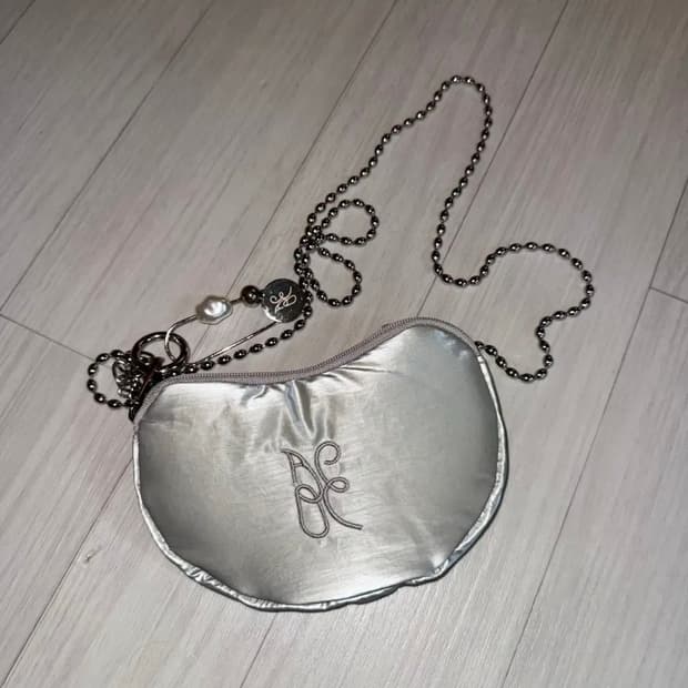 아코크 패블월렛 + 펄 핀 참 미니 크로스백