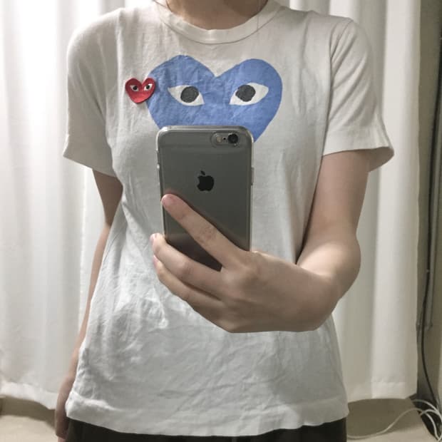 꼼데가르송 스카이블루 빅로고 레드 와펜 반팔 티