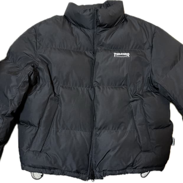 트레셔 엠보스 로고 숏 푸퍼 무광 블랙 S