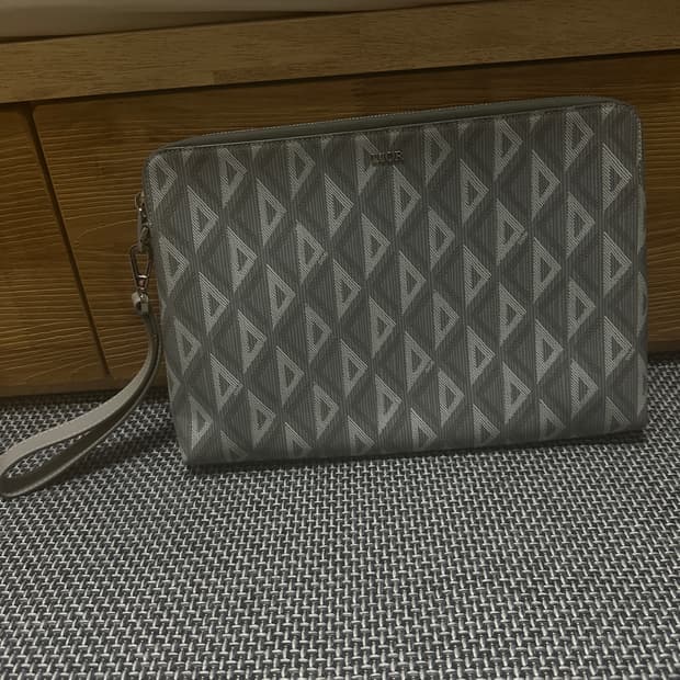 디올 다이아몬드 클러치 정품 거의 새상품 팝니다