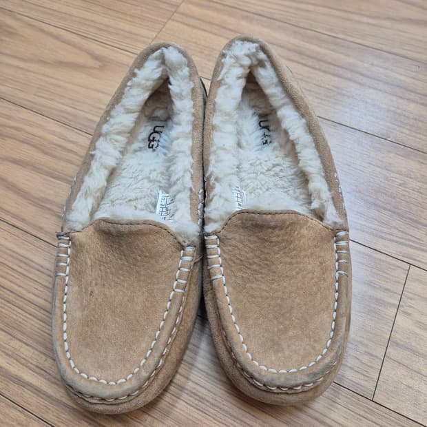 어그 모카신 슬리퍼 단화입니다. 부드러운 스웨이드 재질이라 고급스러워요.