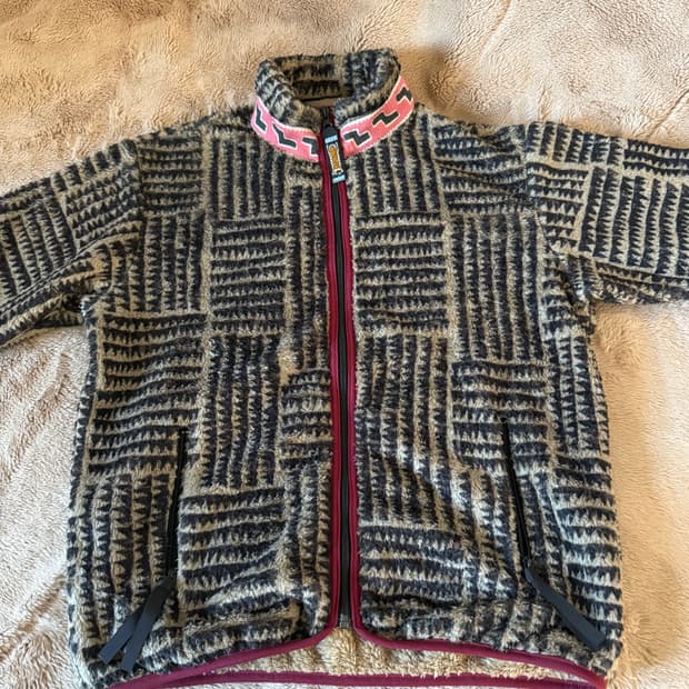 [1] 캐피탈 핵소 블록 패턴 플리스 집 플루종 베이지