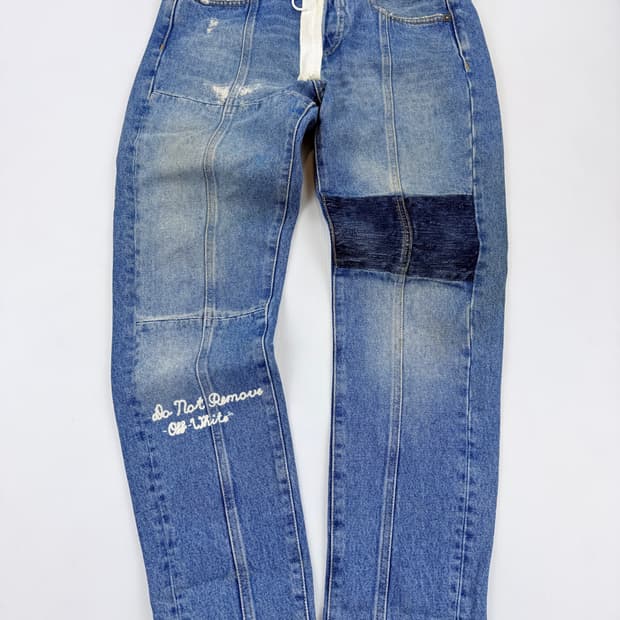 오프화이트 자수 레터링 스트레이트 진