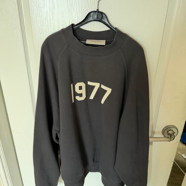 [L] 에센셜 1977 크루넥 스웨트셔츠 아이언 - 22SS