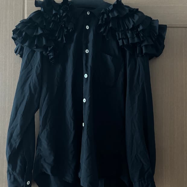 (네고가능)꼼데가르송 꼼데가르송 26ss 프릴 폴리 셔츠 (블랙,M)