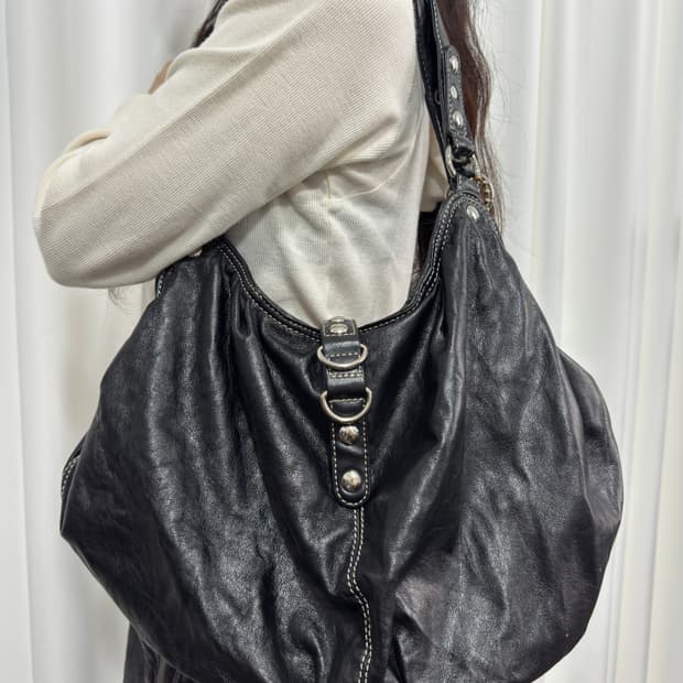 b.field leather buckle shoulderbag