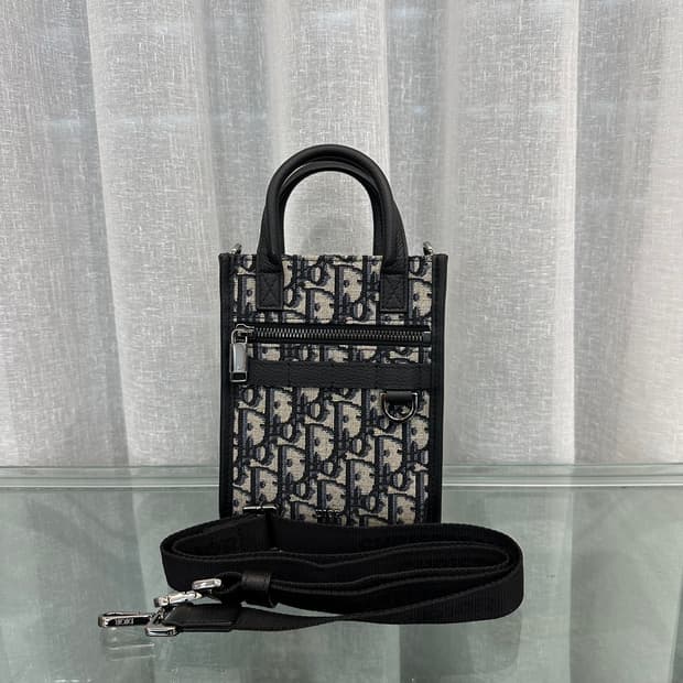 디올 사파리 노스 사우스 토트 크로스백