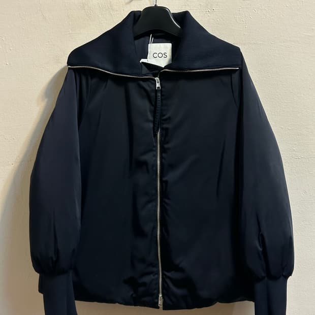 코스 퍼프 슬리브 하이넥 패딩