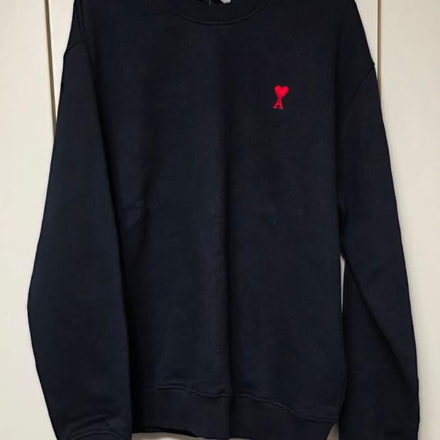 아미 스몰 하트 네이비 맨투맨