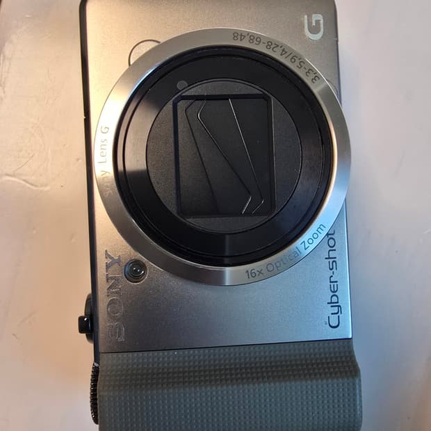 상태완전좋음) 소니 디지털카메라 사이버샷 DSC-HX9V 실버 팝니다