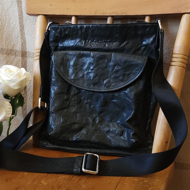 살바토레 페라가모 주름가공 가죽 크로스 백 메신져백